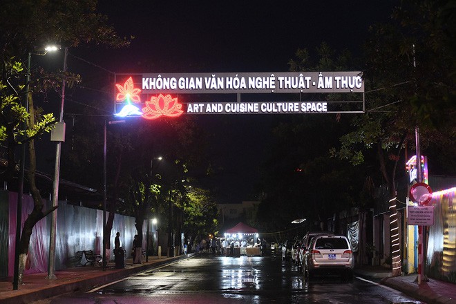 Người lớn, trẻ nhỏ Hà Nội đội mưa khai trương phố đi bộ Trịnh Công Sơn